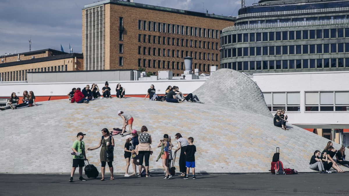 Helsinki: Nuorten auttamisoperaatio koulujen päättymispäivänä Helsingin keskustassa