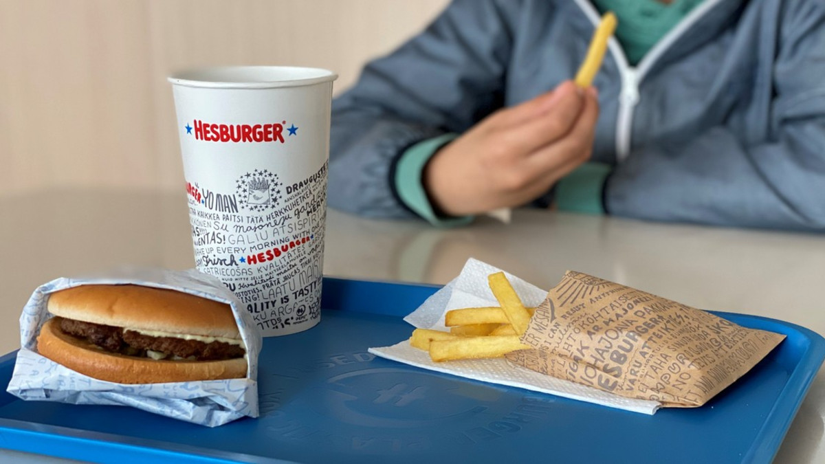Kuljetuslaatikoista syntyi 19 000 tarjotinta Hesburger-ravintoloihin