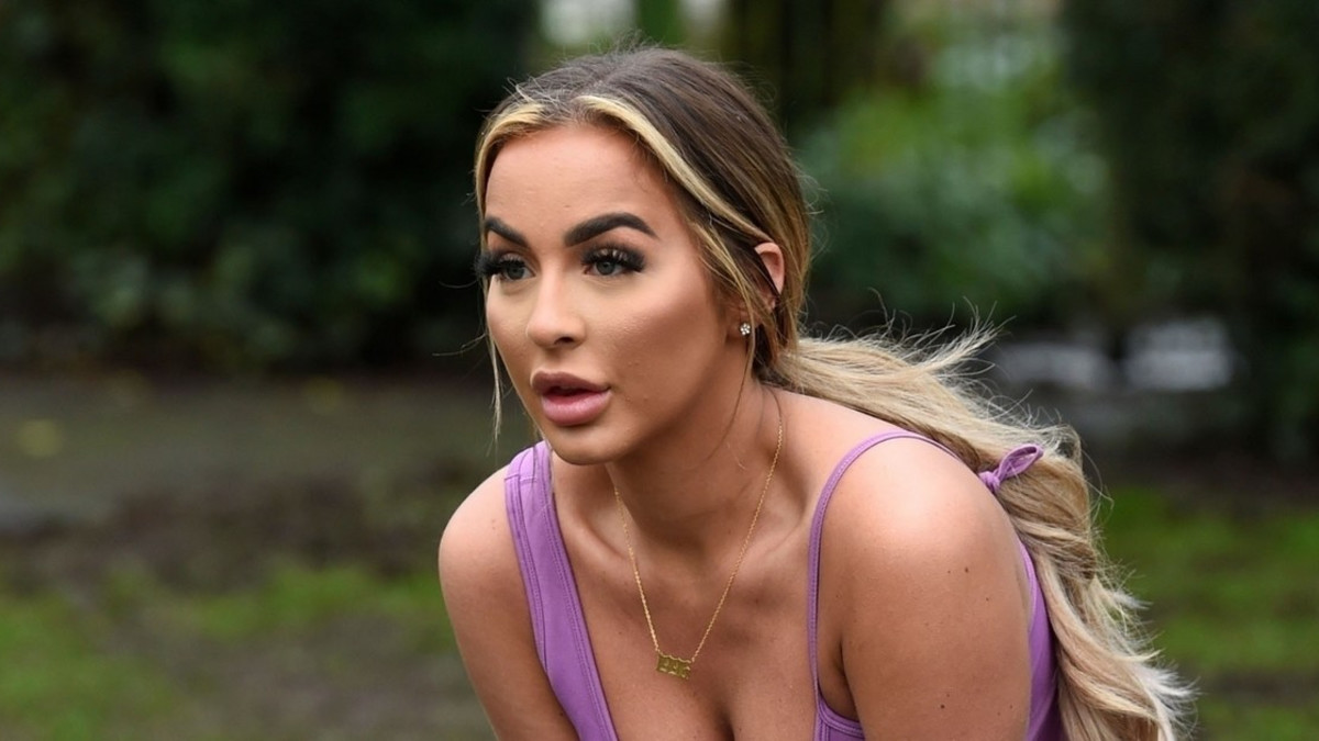 Wow! Brittiläinen lentoemäntä Holly Burns, 23, tiukoissa treenikuteissa