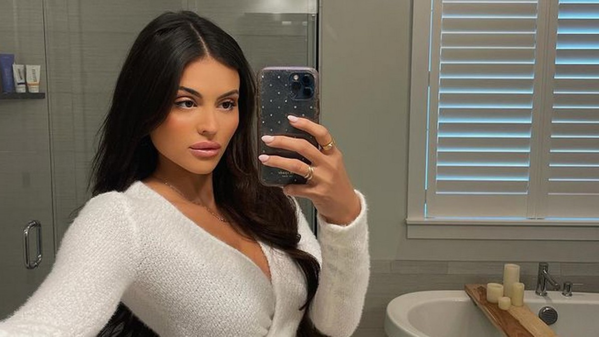Pikkubikineissä! Netflix-sarjan hottis Holly Scarfone on tuleva Instagram-hitti