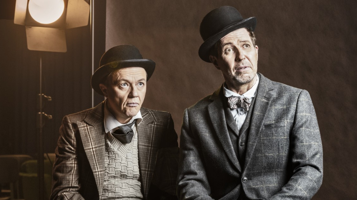 Samuel Beckettin tragikomedia Huomenna hän tulee valloittaa kolme teatteria - pääosassa Martti Suosalo ja Mika Nuojua