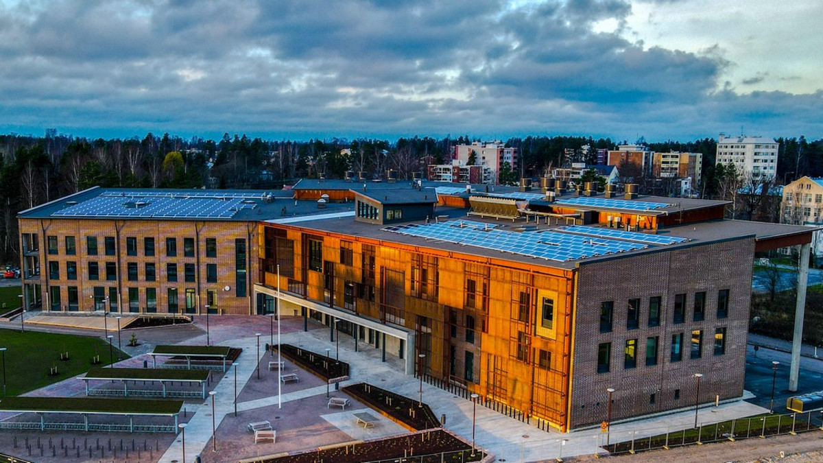 Hyvinkään lukion opiskelijat siirtyvät aurinkovoimaa hyödyntävään Kipinä-taloon huomenna