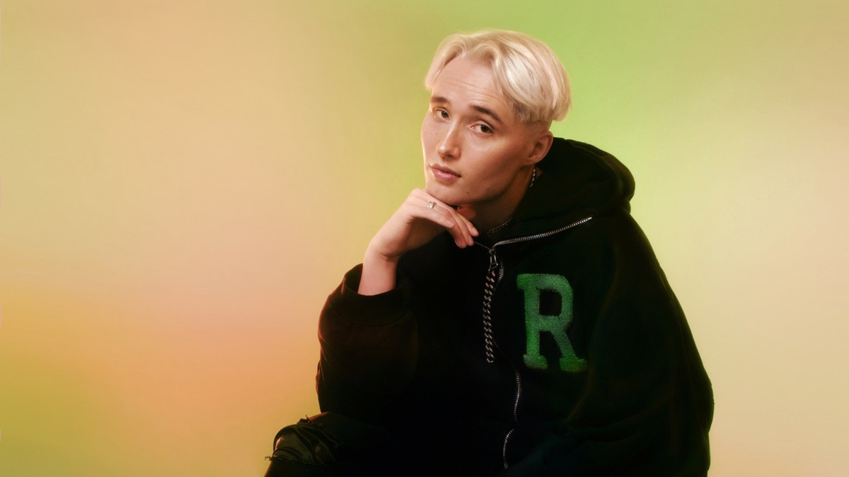 Isac Elliot: Waving at Cars - "Olen tuntenut olleeni jumissa ja yksin - vilkuttaen ihmisille, jotka menevät eteenpäin"