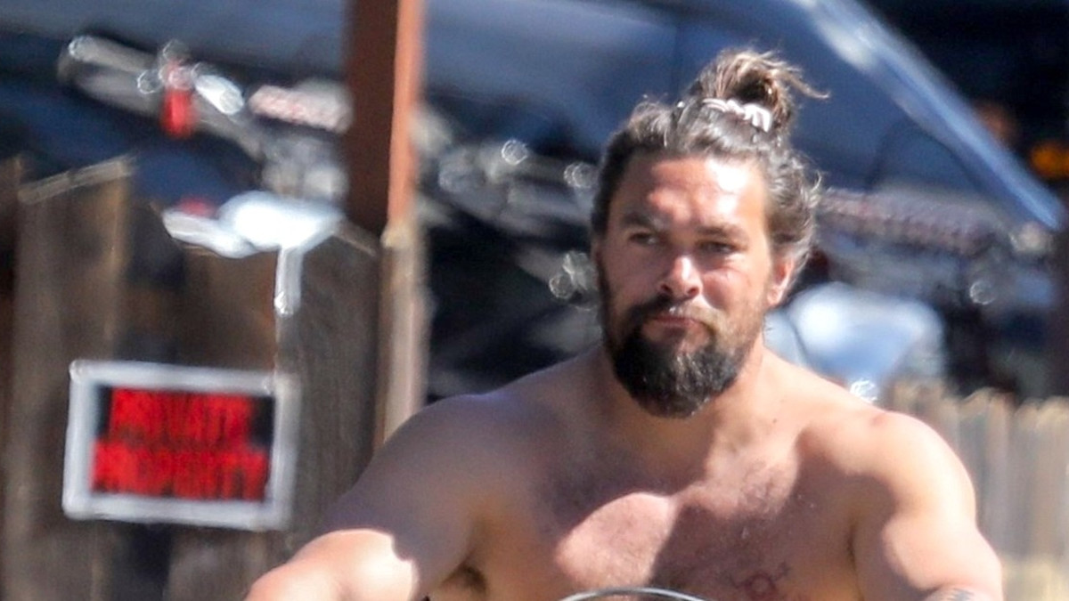 Jason Momoa hurmasi moottoripyörällä ilman paitaa