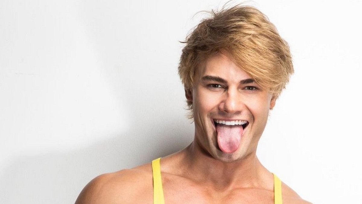 Lihaskimppu Jeff Seid esittelee hihattomia paitoja