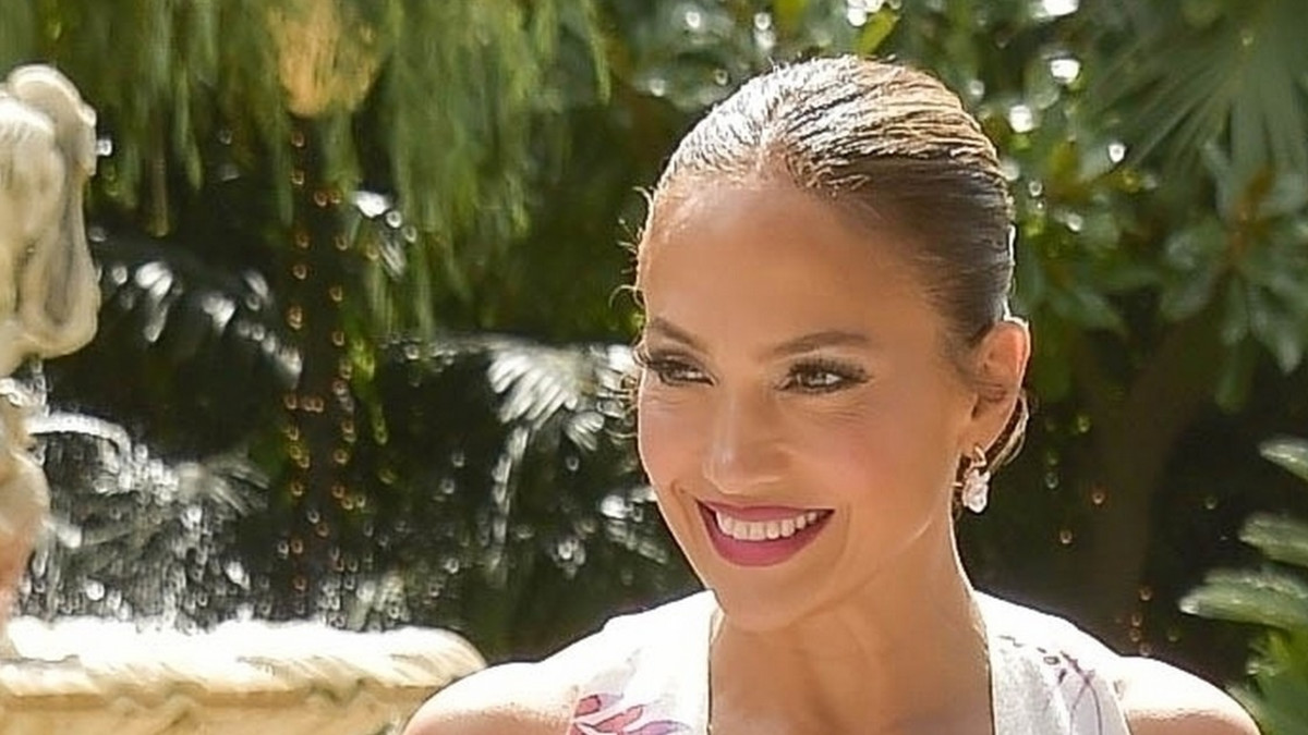 Mikä kaula-aukko! Jennifer Lopez, 54, varasti show´n