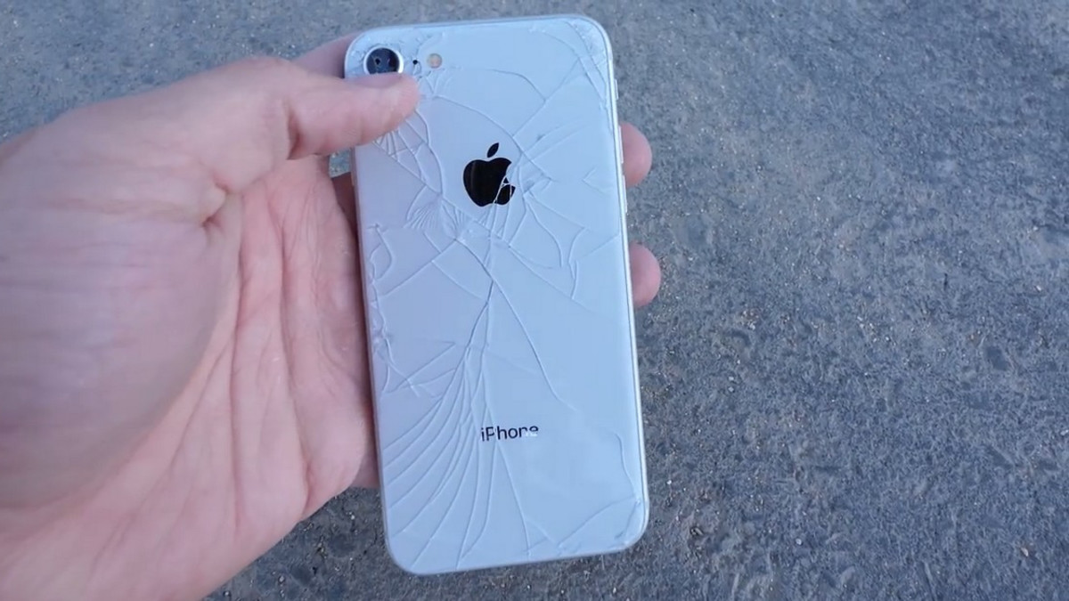 Uusi iPhone 8 -puhelin joutui armottomaan pudottelutestiin