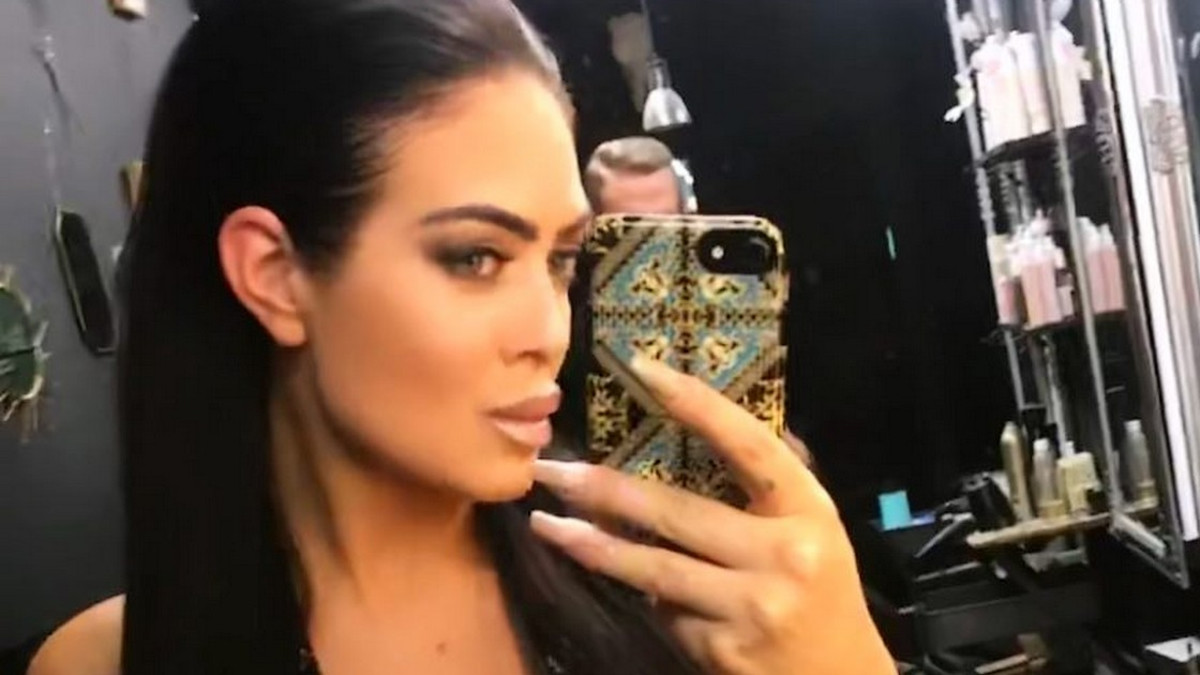 Suomen Playboy-malli Jessica Ruokola julkaisi rohkean Instagram-kuvan - miehen käsi tarrasi paljaaseen rintaan