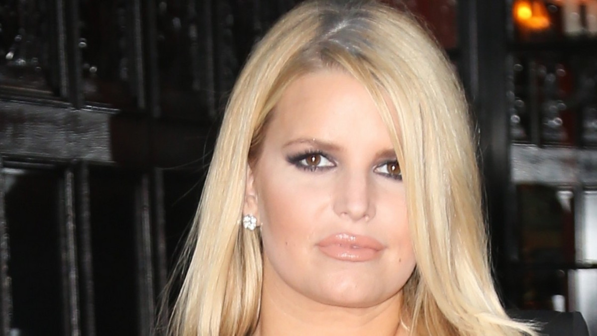 Mitkä kurvit! Jessica Simpson pursuili jättipovestaan