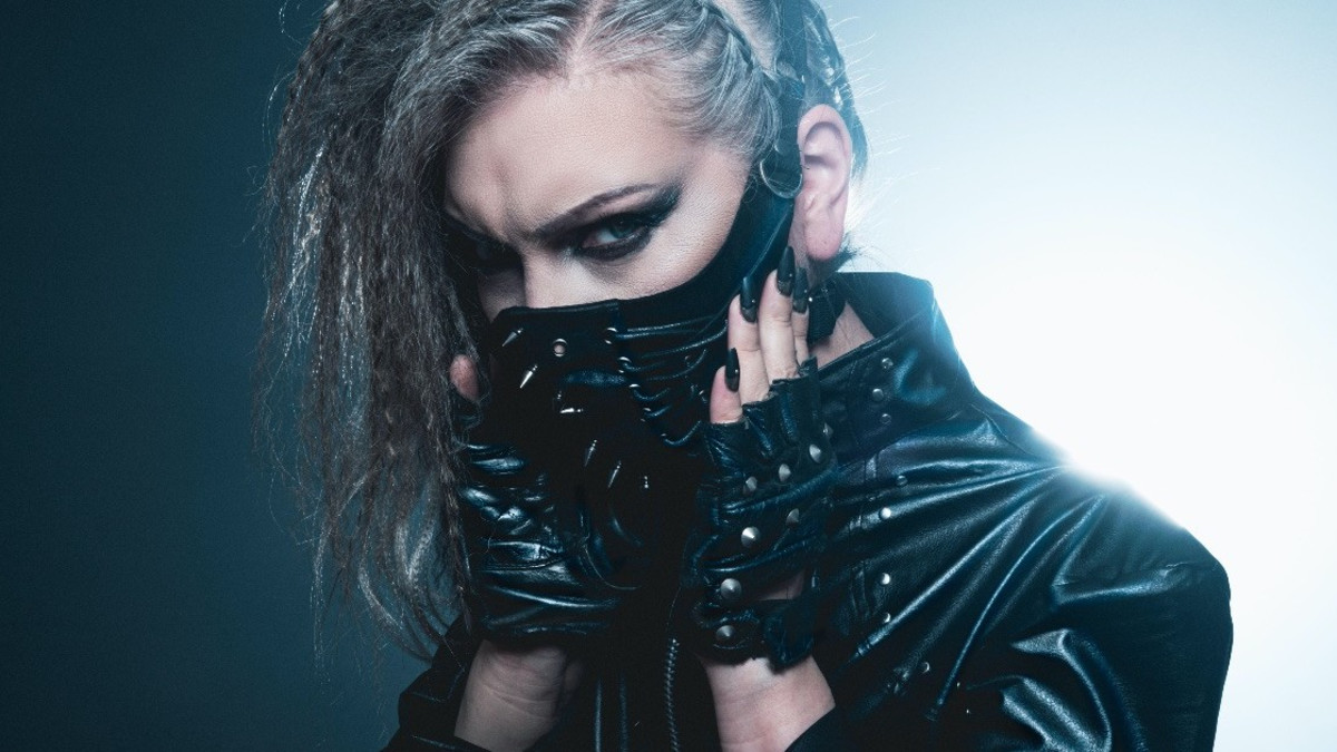 Jessi Frey coveroi KMFDM-klassikkoa - Bloodsport-biisissä mukana Turmion Kätilöt -yhtyeen MC Raaka Pee