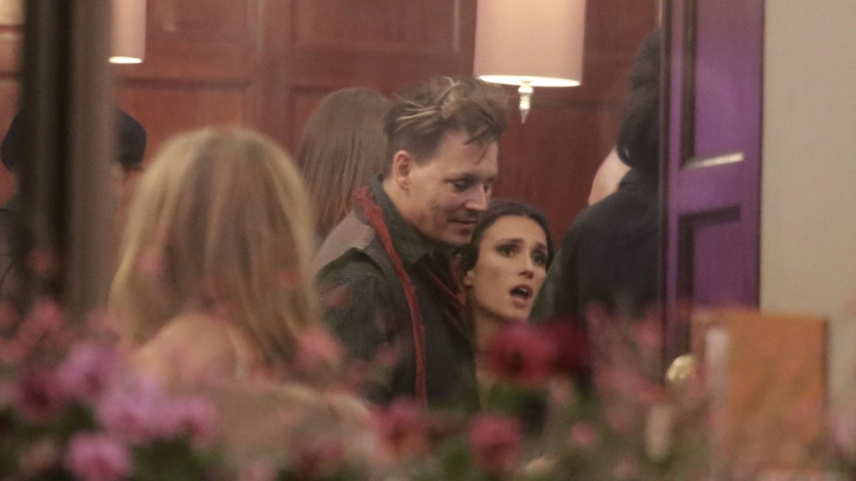 Johnny Depp Tukholmassa - ruotsalaismallit hinkuivat näyttelijän seuraan