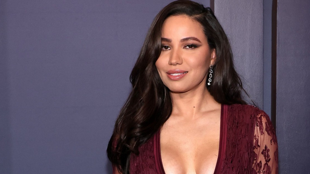 Mikä kaula-aukko! Jurnee Smollett, 37, säihkyi