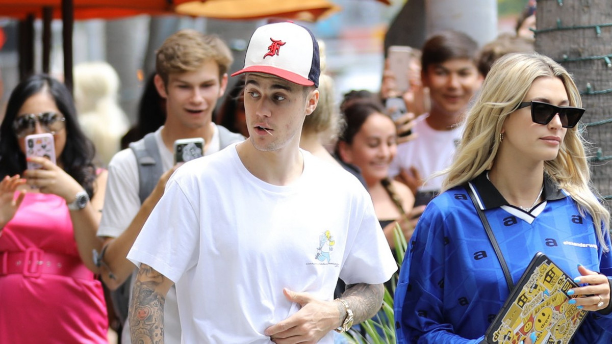 Justin Bieber asteli 300 euron Simpsonit-paidassa - Hailey Baldwin mukana