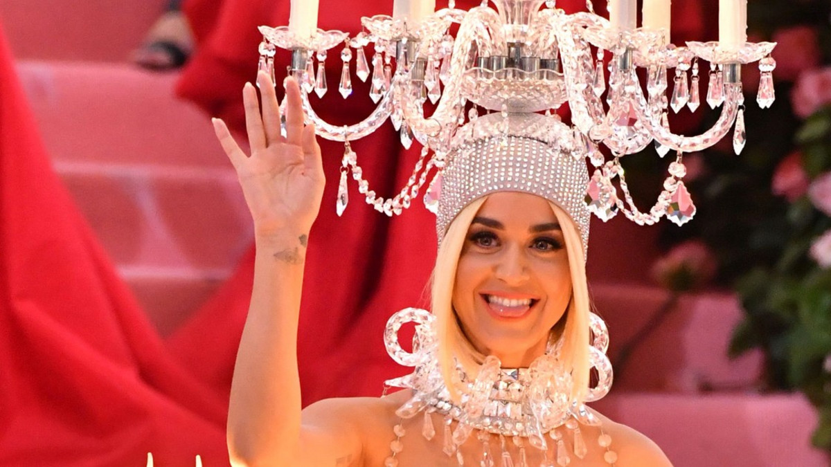 Katy Perry, mitä ihmettä! Poppari pukeutui täysin omituisiin asuihin