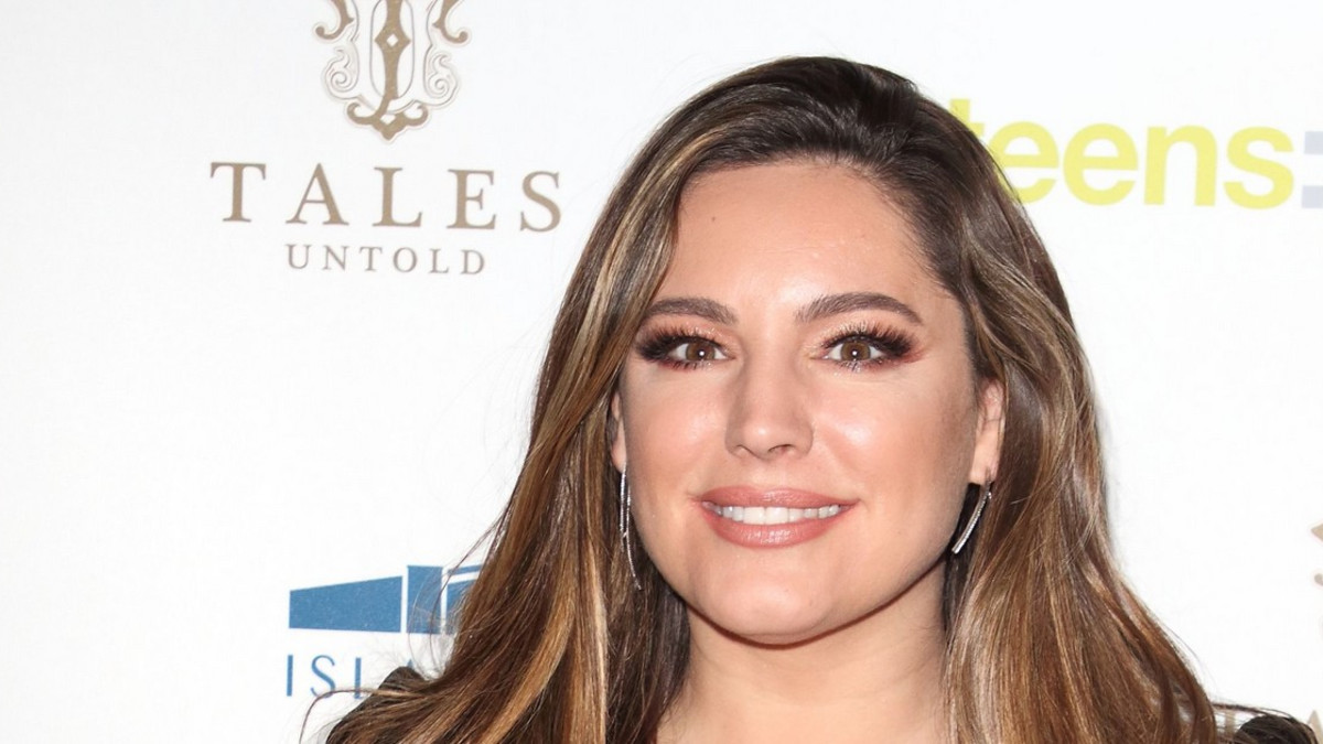 Rintavaot reilusti esillä! Kelly Brook ja Nicole Scherzinger ihastuttavat