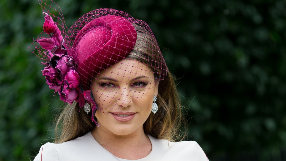 Povipommi Kelly Brook näyttäytyi huippu-uhkeana