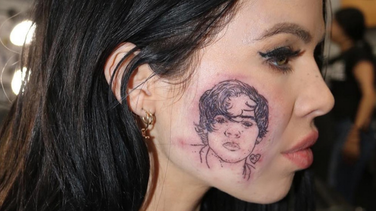Pop-laulajattaren kasvoihin ottama Harry Styles -tatuointi ihmetyttää - aito vai ei?