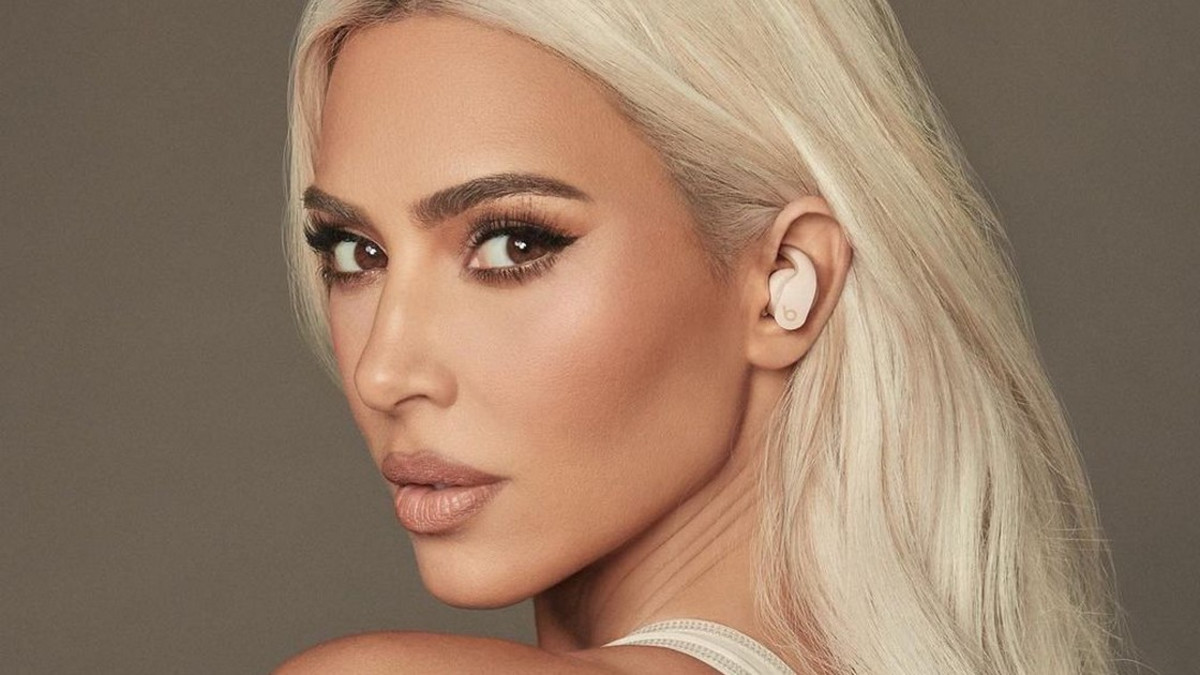Kim Kardashian kurvikkaissa mainoskuvissa