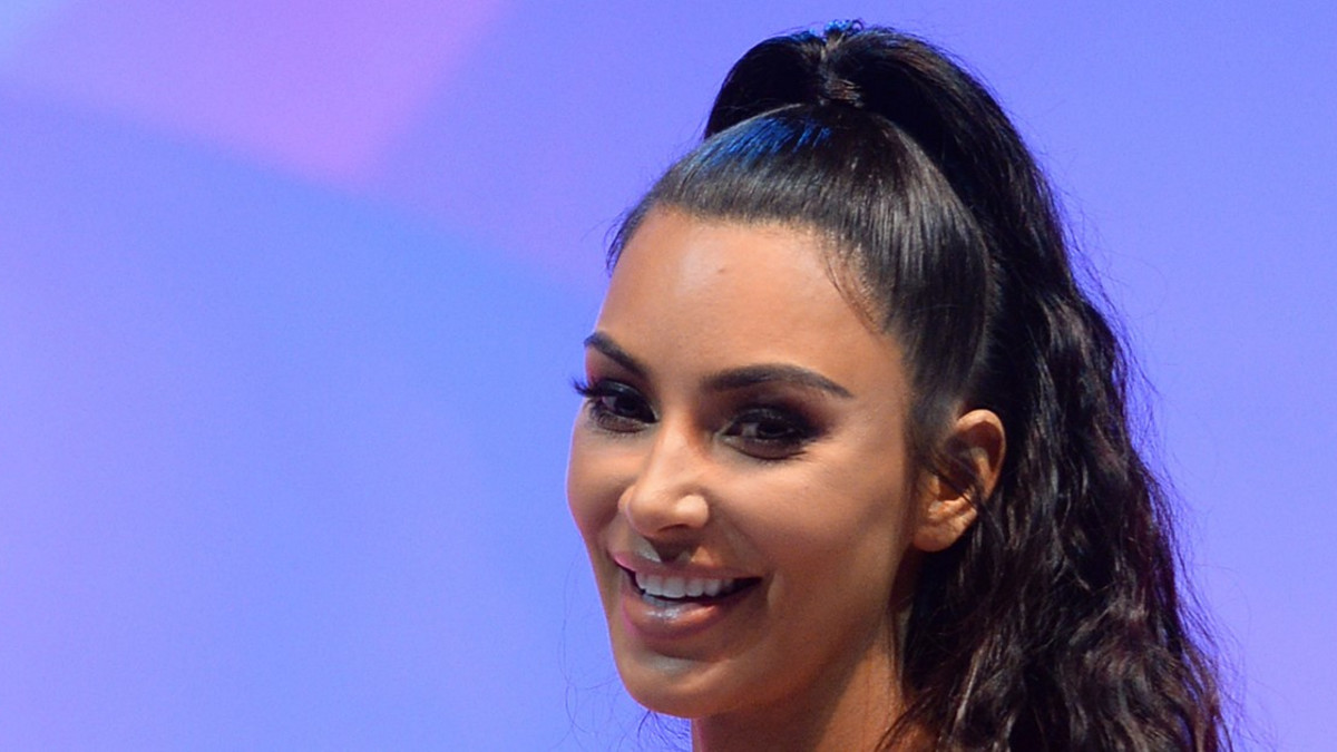 Kim Kardashian säväytti jälleen erittäin rintavassa asussa