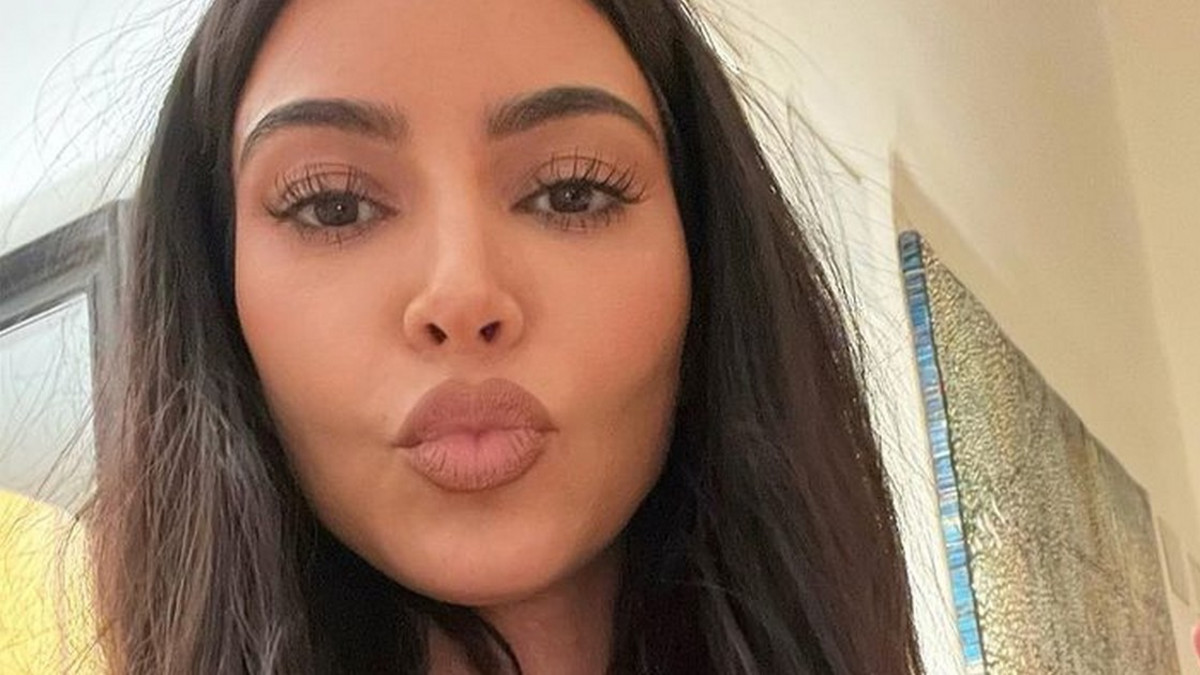 Melkoiset kurvit! Kim Kardashian tarjoaa bikininäkymiä oikein kunnolla