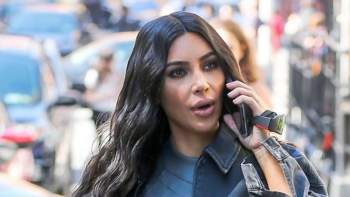 Mikä kroppa! Kim Kardashian asteli kadulla kireissä vetimissä