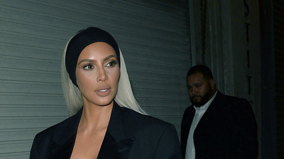 Kim Kardashian naisten konferensissa paljastavassa asussa