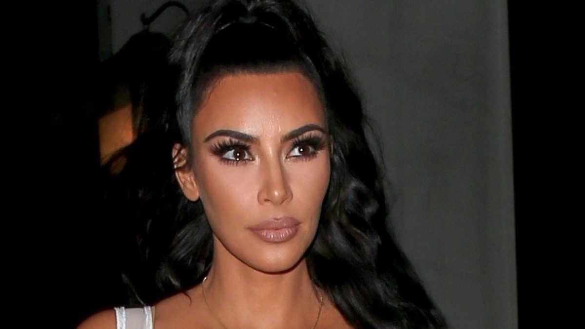 Mikä bikinipeppu, Kim Kardashian!