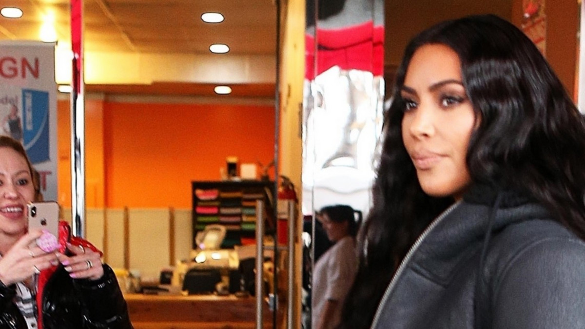 Wow, Kim Kardashian taas kurveja nuolevassa asussa - paparazzit ikuistivat