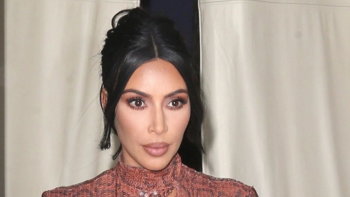 Huh! Kim Kardashian säväytti erittäin tiukalla asulla