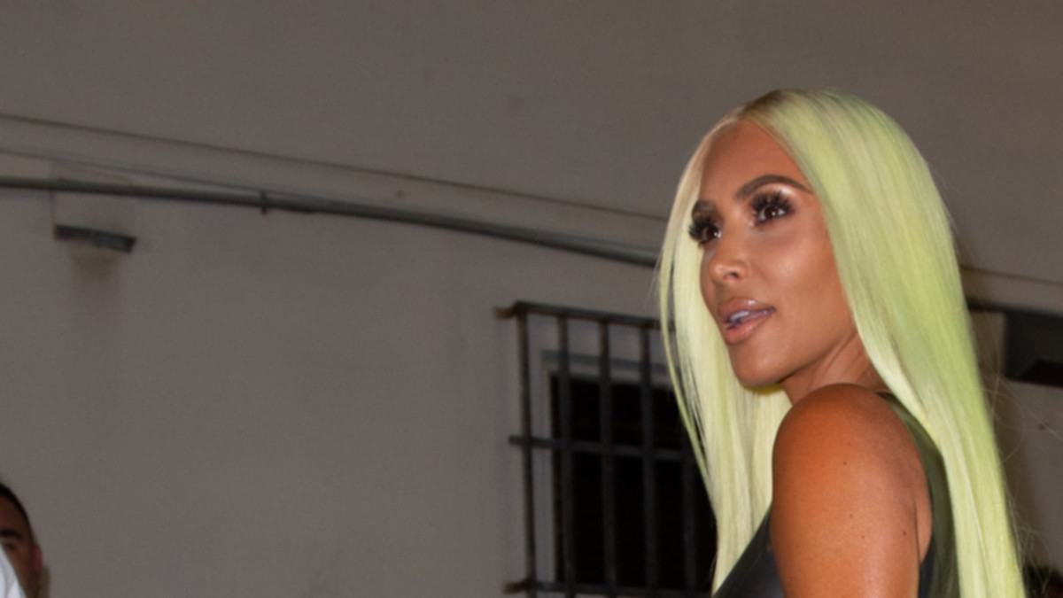 Huh, mitkä kurvit, Kim Kardashian - asu erittäin tiukka