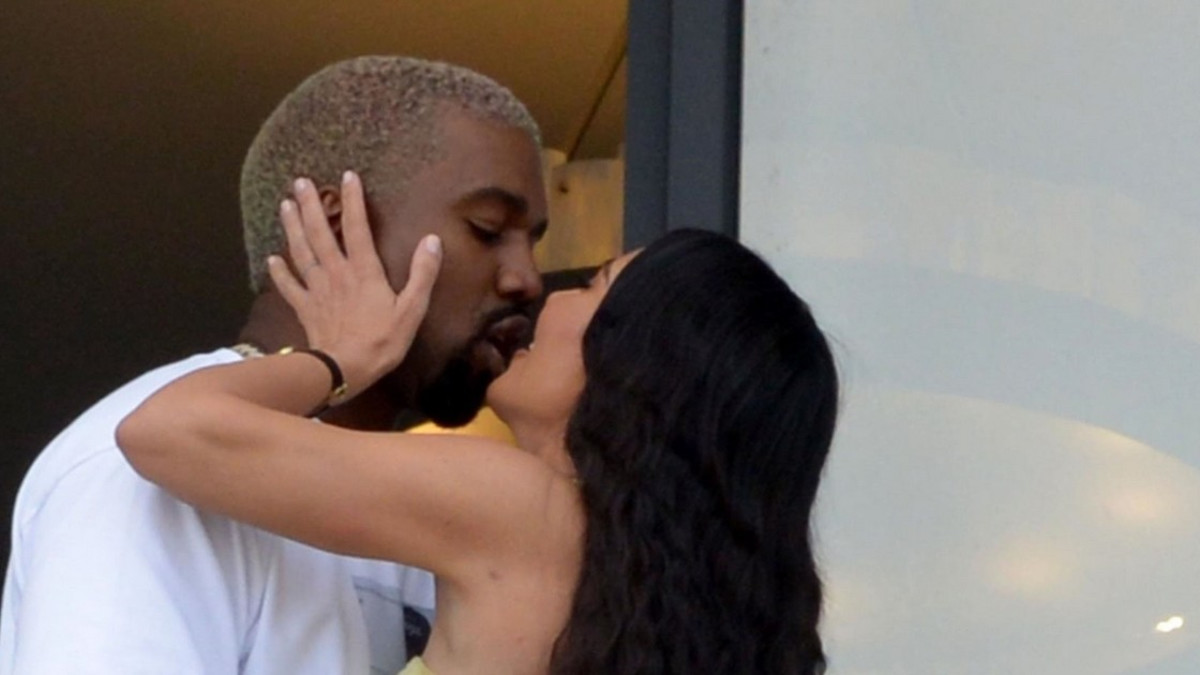 Huh! Kanye West tarrasi Kim Kardashiania takapuolesta - valokuvaajat tarkkoina