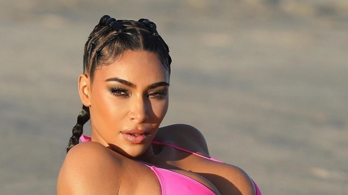 Wow! Superkurvikas Kim Kardashian tuoreissa bikinikuvissa