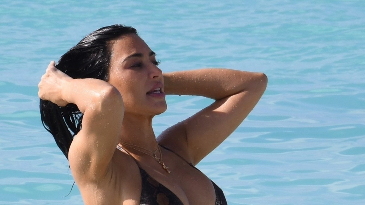 Tältä Kim Kardashian, 43, näyttää nyt bikineissä