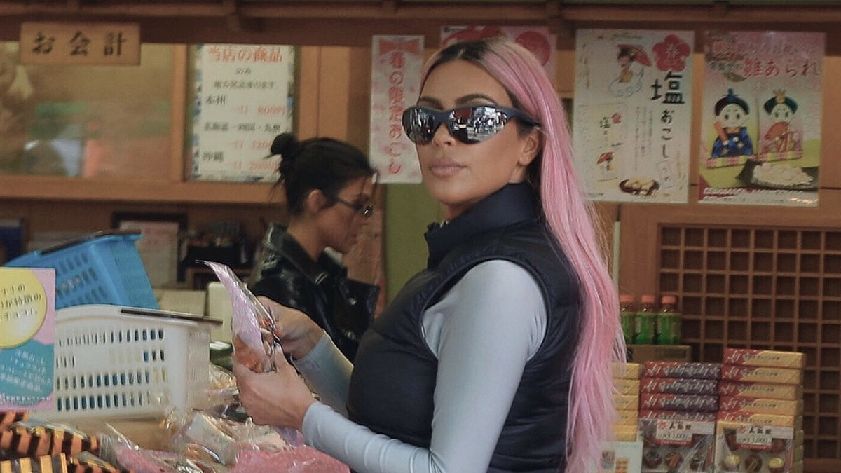 Tukkansa väriä vaihtanut Kim Kardashian ei saa olla rauhassa paparazzeilta edes Tokiossa