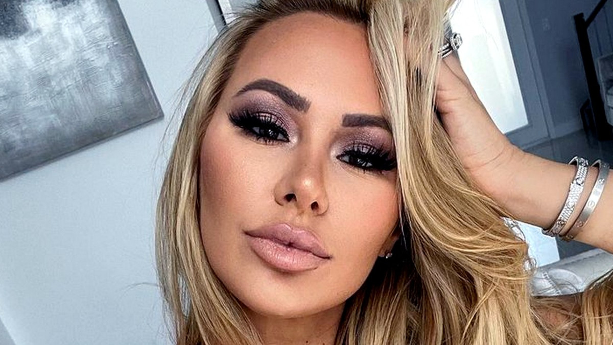 Pikkuiset bikinit povipommilla! Kindly Myers on superkuuma Instagram-hottis