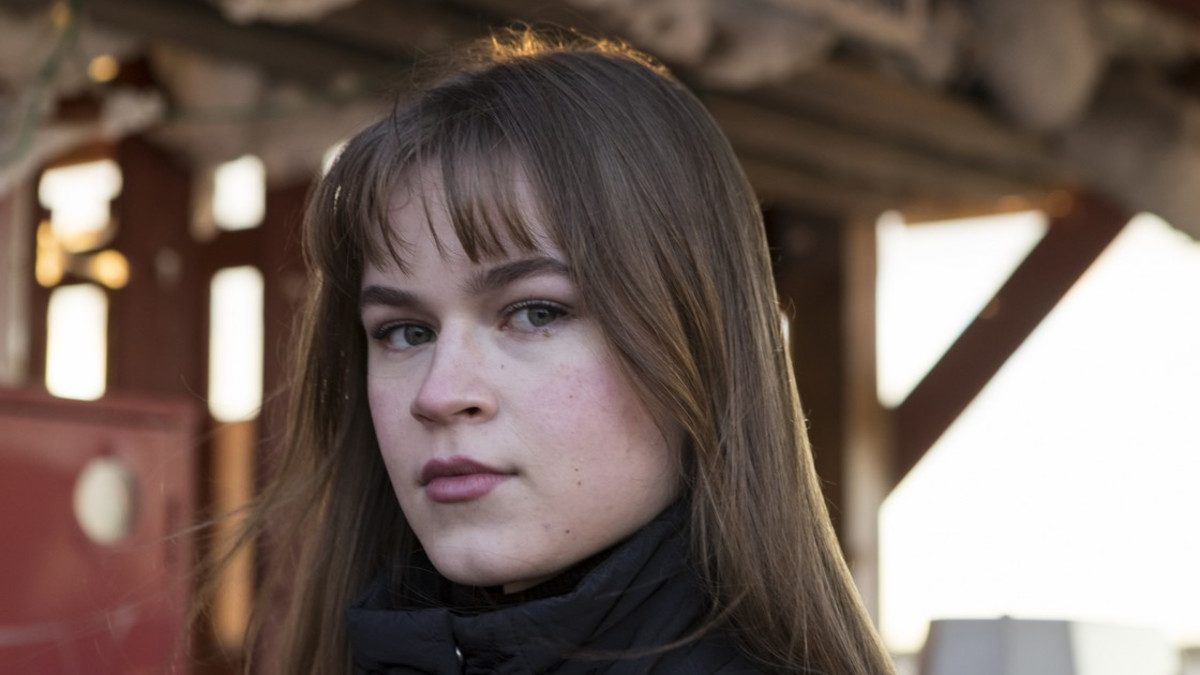 Elisa Viihde julkisti uuden alkuperäissarjan Korvessa kulkevi - Olivia Ainali ja Jakob Öhrman tähdittävät