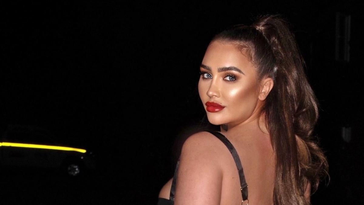 Huh! Jo on rohkea asu povipommilla! Lauren Goodger ei ujostele julkisillakaan paikoilla