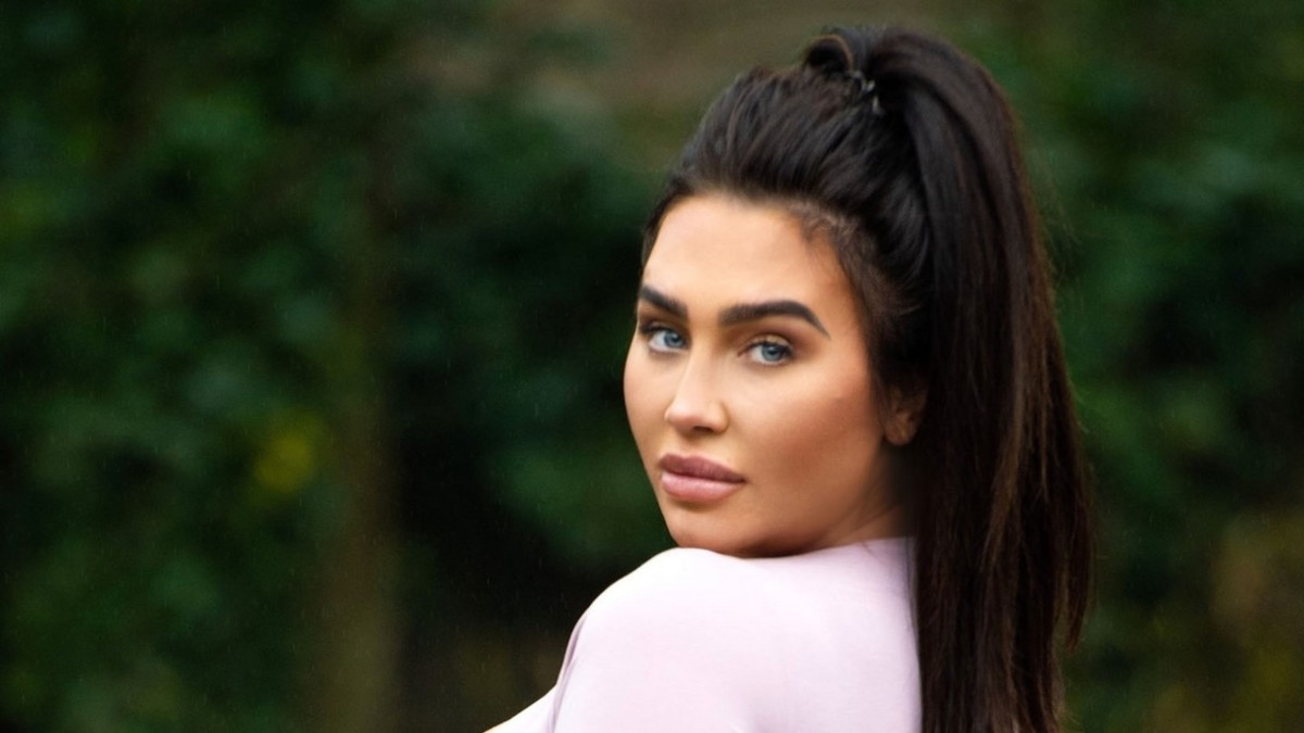 Jättipovi on pullahtaa ulos! Lauren Goodger käänsi päät