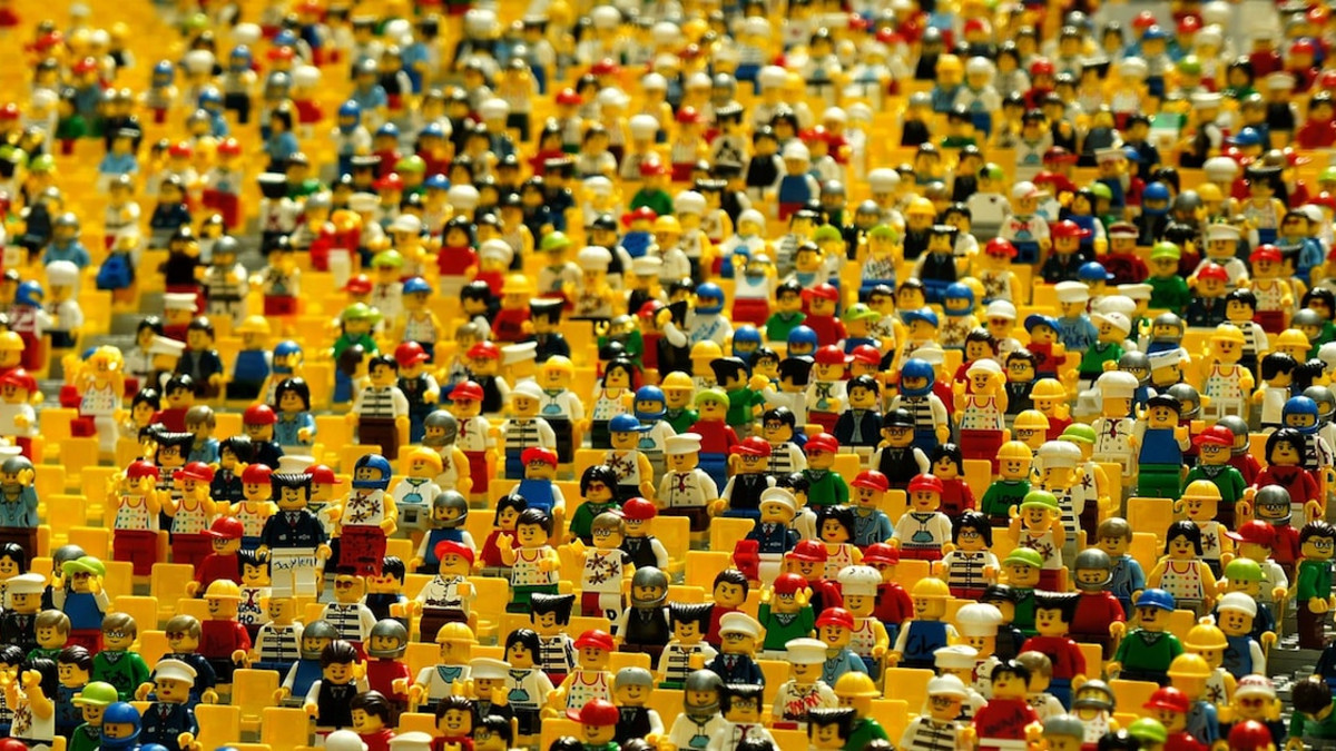 YouTube-tähti rakensi Lego-palikoista talon ja hajotti sen näyttävästi