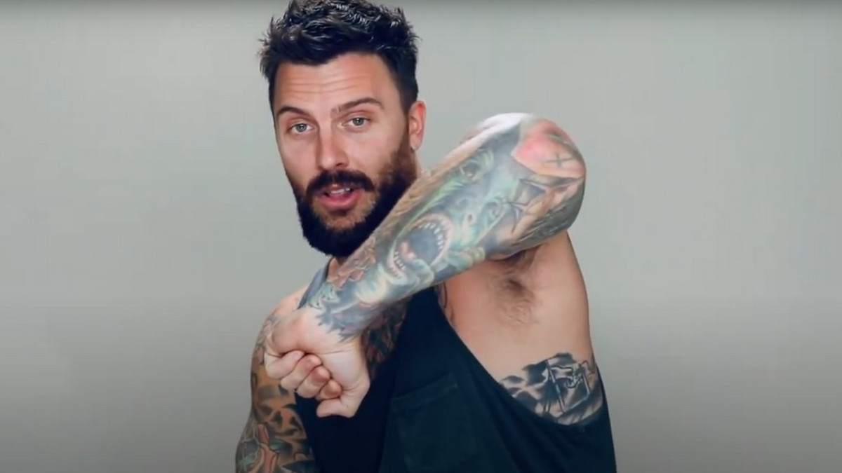 Jenkkikomistus Levi Stocke esittelee tatuointinsa