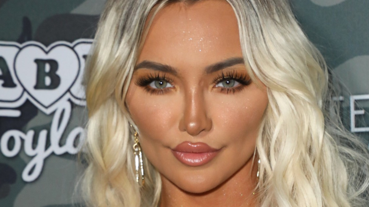 Jättipovi on pullahtaa ulos! Lindsey Pelas hämmensi jälleen