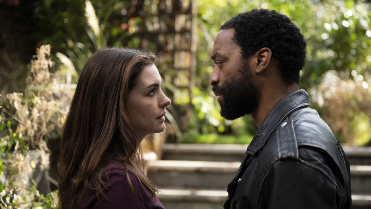 HBO Nordic nyt: uunituore romanttinen rikoskomedia Locked Down - Anne Hathaway ja Chiwetel Ejiofor tähdittävät