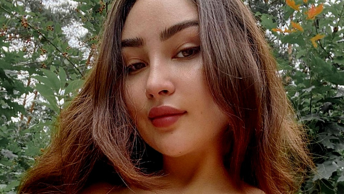 Ukrainan Instagram-povipommi Louisa Khovanski huumaa - Nännikorut lähes pääosassa
