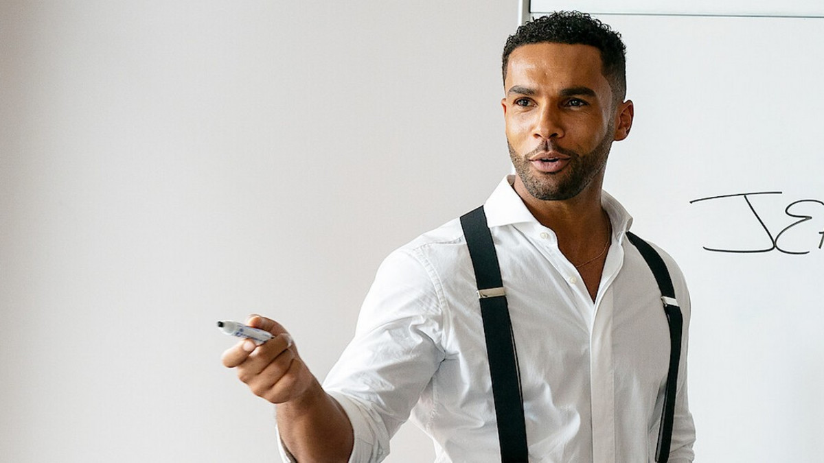 Huh! Emily in Paris -komistus Lucien Laviscount poseeraa paidatta Instagram-kuvissaan