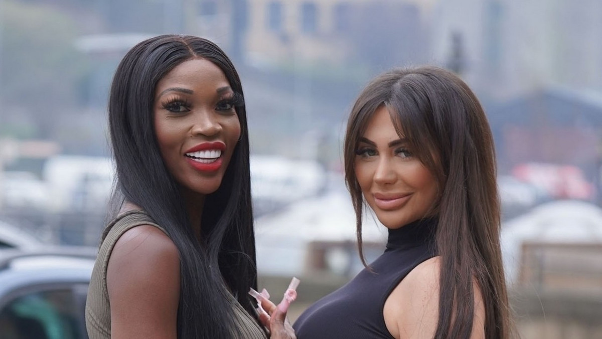 Oho, mitä peppuposeerauksia! Lystra Adams ja Chloe Ferry innostuivat