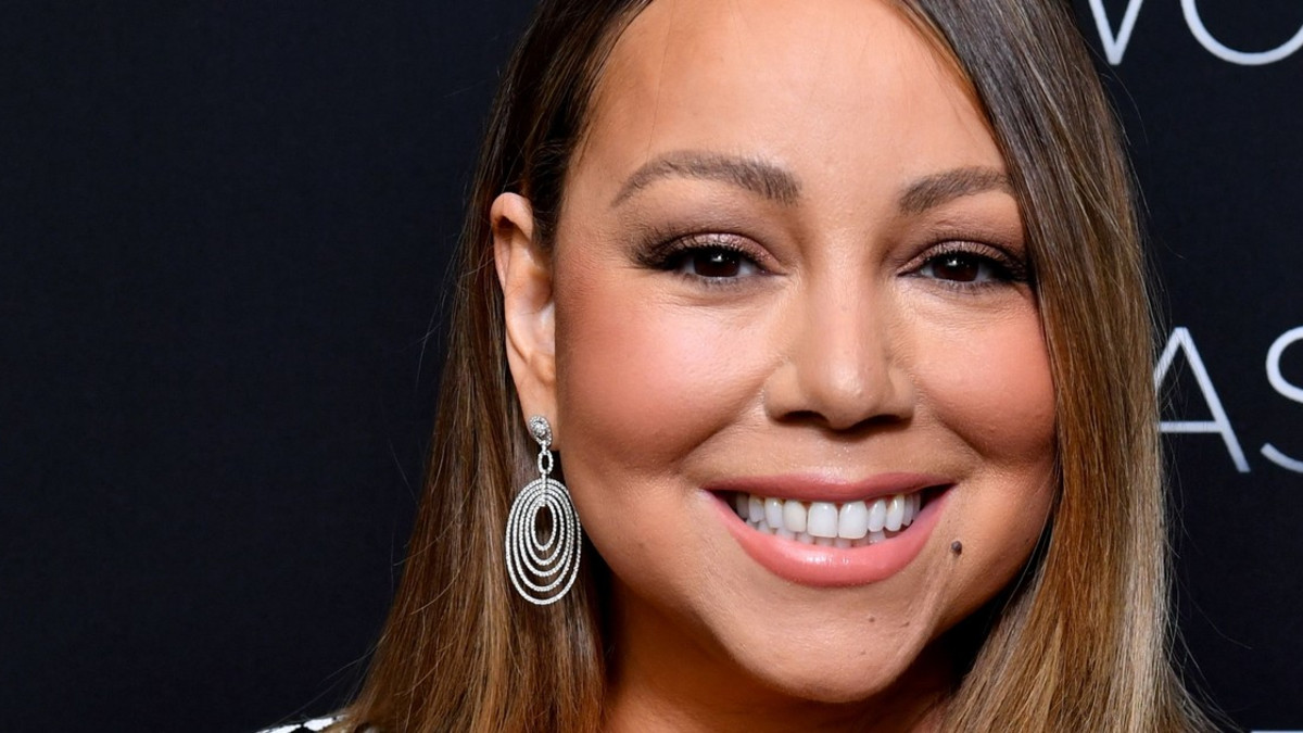 Oho, mikä valtava rintavako! Mariah Carey käänsi päät Netflix-juhlissa