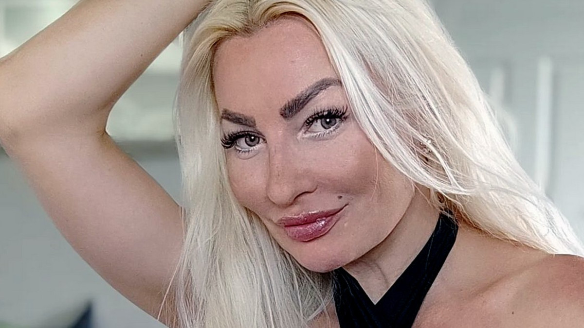 Bikinipovi framilla! Marika Fingerroos rantapuuhissa