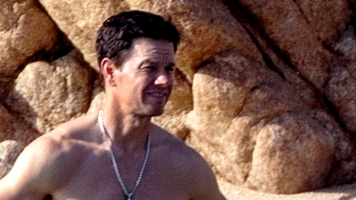 Wow! Uncharted-komistus Mark Wahlberg, 50, pullisteli rannalla