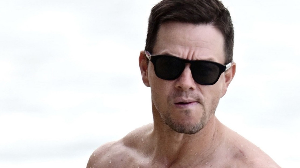 Mikä komistus! Mark Wahlberg rannalla ilman paitaa