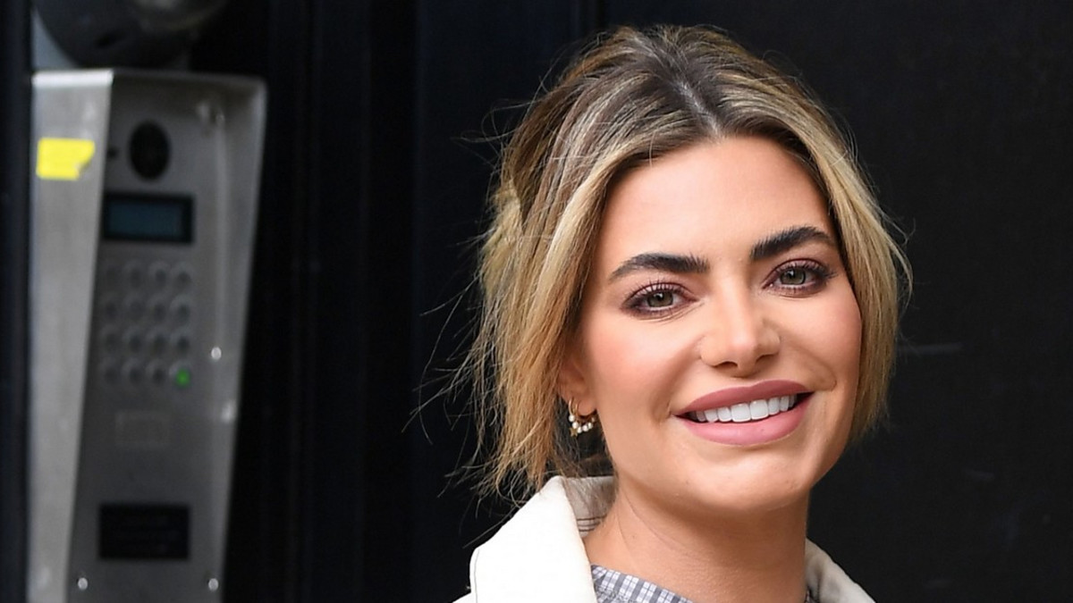 Alatissi vilkkuu! Näin rohkeasti Love Island -kaunotar Megan Barton Hanson astelee Lontoon arjessa